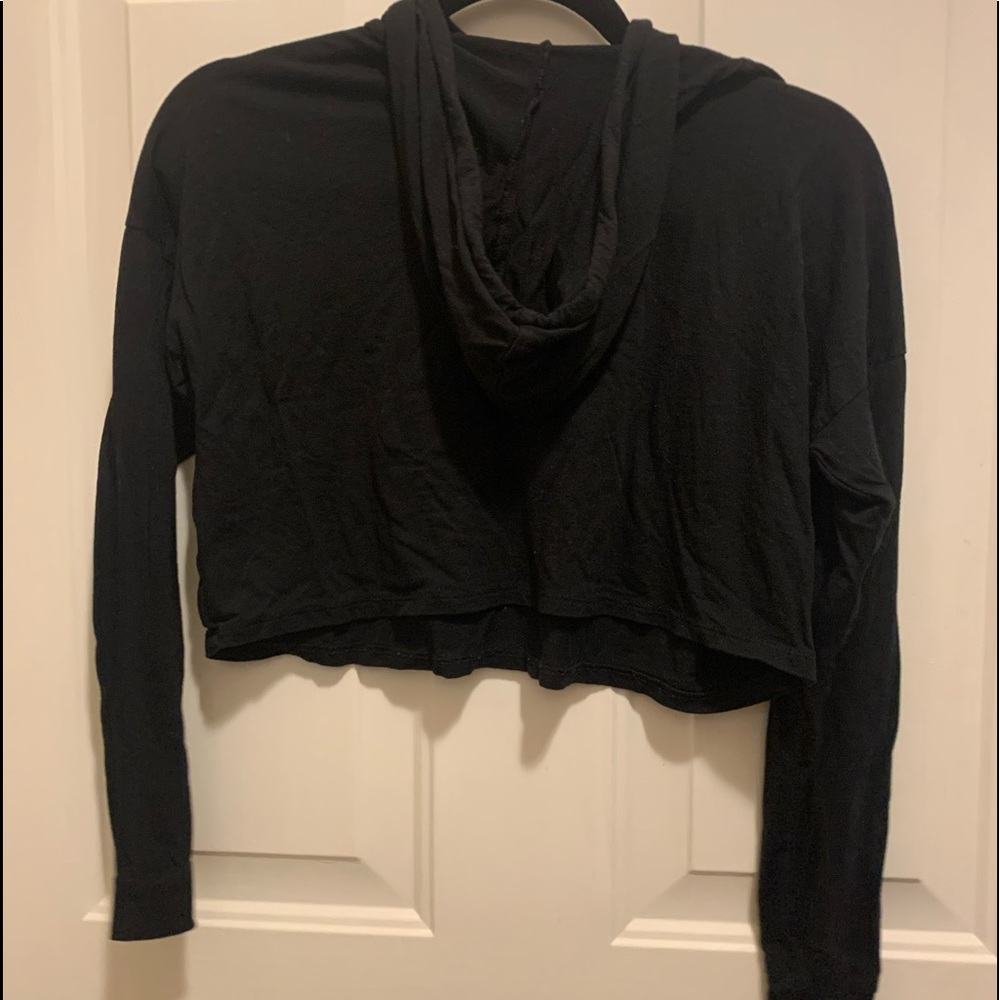 Black cropped hooded shirt